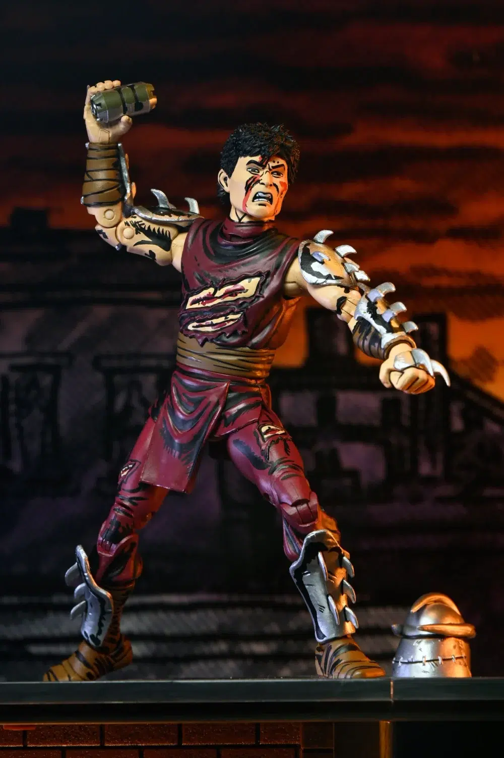 Battle damaged shredder teenage mutant ninja turtles neca. Basado en los cómics originales de eastman & laird teenage mutant ninja turtles de mirage studios. Oroku saki ha heredado el papel de el triturador de su hermano caído, oroku nagi. La amarga rivalidad entre los clanes de oroku y hamato continúa, y the foot no se detendrá ante nada hasta que su antiguo amo sea vengado. Con un clásico de pintura de color demandada por fans, esta figura de acción de escala dañada por la batalla incluye manos intercambiables, cabeza extra, granada de equitación y guante destruido. Viene en un embalaje especial de la caja de la ventana de tributo de cómic ilustrado por kevin eastman.