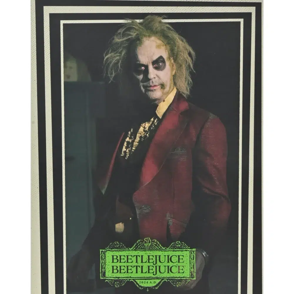 BEETLEJUICE RED TUXEDO SCALE ACTION NECA. De la secuela de la obra maestra de Tim Burton de 2024, Beetlejuice Beetlejuice, llega otro Ultimate Beetlejuice, luciendo su infame esmoquin de boda roja.  Treinta y seis años después, Beetlejuice está tramando una vez más para casarse con Lydia y finalmente escapar de la vida después de la vida.  Aparece en su icónico look para interrumpir la propia boda de Lydias e interpreta la clásica canción de 1968 "MacArthur Park", con la esperanza de ganarse finalmente sobre el amor de su vida y estar encerrado en el matrimonio eterno.  Esta escala de 7 pulgadas, figura de acción totalmente articulada incluye placas y manos intercambiables, corazón, maldito Baby Beetlejuice, y el contrato de matrimonio firmado por Lydia.  Viene en el embalaje de window-box con abertura frontal, perfecto para su colección de horror. Dile su nombre tres veces y trae a este increíble NECA Ultimate a casa, a casa, a casa