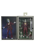 BEETLEJUICE RED TUXEDO SCALE ACTION NECA. De la secuela de la obra maestra de Tim Burton de 2024, Beetlejuice Beetlejuice, llega otro Ultimate Beetlejuice, luciendo su infame esmoquin de boda roja.  Treinta y seis años después, Beetlejuice está tramando una vez más para casarse con Lydia y finalmente escapar de la vida después de la vida.  Aparece en su icónico look para interrumpir la propia boda de Lydias e interpreta la clásica canción de 1968 "MacArthur Park", con la esperanza de ganarse finalmente sobre el amor de su vida y estar encerrado en el matrimonio eterno.  Esta escala de 7 pulgadas, figura de acción totalmente articulada incluye placas y manos intercambiables, corazón, maldito Baby Beetlejuice, y el contrato de matrimonio firmado por Lydia.  Viene en el embalaje de window-box con abertura frontal, perfecto para su colección de horror. Dile su nombre tres veces y trae a este increíble NECA Ultimate a casa, a casa, a casa