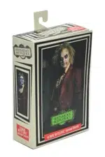 BEETLEJUICE RED TUXEDO SCALE ACTION NECA. De la secuela de la obra maestra de Tim Burton de 2024, Beetlejuice Beetlejuice, llega otro Ultimate Beetlejuice, luciendo su infame esmoquin de boda roja.  Treinta y seis años después, Beetlejuice está tramando una vez más para casarse con Lydia y finalmente escapar de la vida después de la vida.  Aparece en su icónico look para interrumpir la propia boda de Lydias e interpreta la clásica canción de 1968 "MacArthur Park", con la esperanza de ganarse finalmente sobre el amor de su vida y estar encerrado en el matrimonio eterno.  Esta escala de 7 pulgadas, figura de acción totalmente articulada incluye placas y manos intercambiables, corazón, maldito Baby Beetlejuice, y el contrato de matrimonio firmado por Lydia.  Viene en el embalaje de window-box con abertura frontal, perfecto para su colección de horror. Dile su nombre tres veces y trae a este increíble NECA Ultimate a casa, a casa, a casa