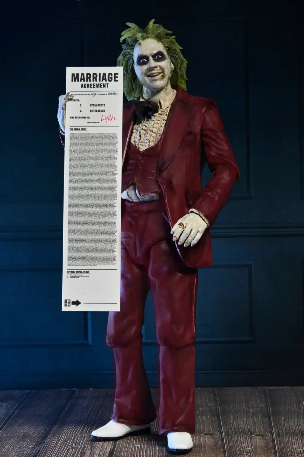 Beetlejuice red tuxedo scale action neca. De la secuela de la obra maestra de tim burton de 2024, beetlejuice beetlejuice, llega otro ultimate beetlejuice, luciendo su infame esmoquin de boda roja.   treinta y seis años después, beetlejuice está tramando una vez más para casarse con lydia y finalmente escapar de la vida después de la vida.   aparece en su icónico look para interrumpir la propia boda de lydias e interpreta la clásica canción de 1968 "macarthur park", con la esperanza de ganarse finalmente sobre el amor de su vida y estar encerrado en el matrimonio eterno.   esta escala de 7 pulgadas, figura de acción totalmente articulada incluye placas y manos intercambiables, corazón, maldito baby beetlejuice, y el contrato de matrimonio firmado por lydia.   viene en el embalaje de window-box con abertura frontal, perfecto para su colección de horror. Dile su nombre tres veces y trae a este increíble neca ultimate a casa, a casa, a casa