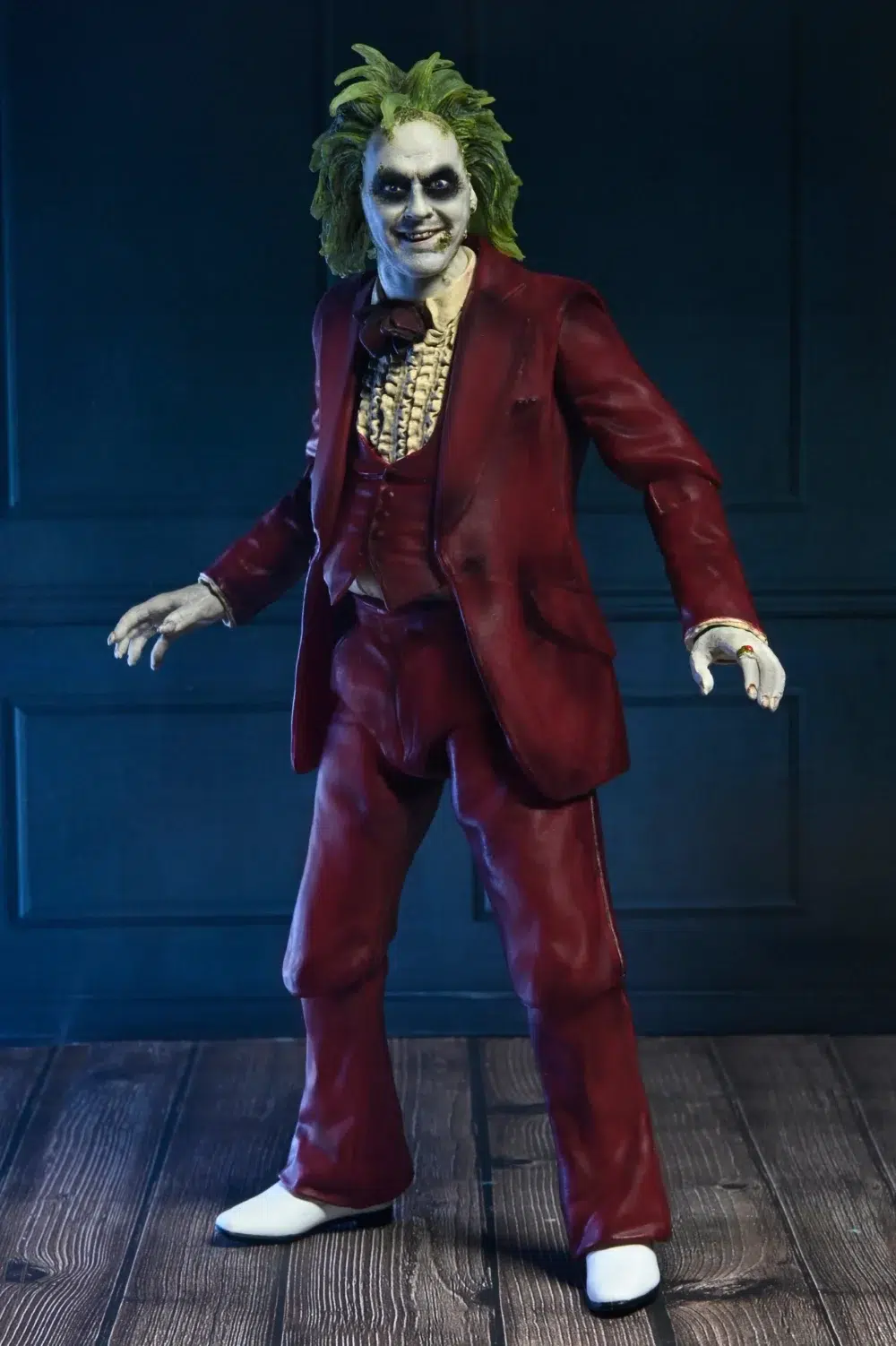 Beetlejuice red tuxedo scale action neca. De la secuela de la obra maestra de tim burton de 2024, beetlejuice beetlejuice, llega otro ultimate beetlejuice, luciendo su infame esmoquin de boda roja.   treinta y seis años después, beetlejuice está tramando una vez más para casarse con lydia y finalmente escapar de la vida después de la vida.   aparece en su icónico look para interrumpir la propia boda de lydias e interpreta la clásica canción de 1968 "macarthur park", con la esperanza de ganarse finalmente sobre el amor de su vida y estar encerrado en el matrimonio eterno.   esta escala de 7 pulgadas, figura de acción totalmente articulada incluye placas y manos intercambiables, corazón, maldito baby beetlejuice, y el contrato de matrimonio firmado por lydia.   viene en el embalaje de window-box con abertura frontal, perfecto para su colección de horror. Dile su nombre tres veces y trae a este increíble neca ultimate a casa, a casa, a casa
