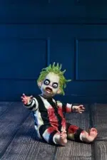 BEETLEJUICE RED TUXEDO SCALE ACTION NECA. De la secuela de la obra maestra de Tim Burton de 2024, Beetlejuice Beetlejuice, llega otro Ultimate Beetlejuice, luciendo su infame esmoquin de boda roja.  Treinta y seis años después, Beetlejuice está tramando una vez más para casarse con Lydia y finalmente escapar de la vida después de la vida.  Aparece en su icónico look para interrumpir la propia boda de Lydias e interpreta la clásica canción de 1968 "MacArthur Park", con la esperanza de ganarse finalmente sobre el amor de su vida y estar encerrado en el matrimonio eterno.  Esta escala de 7 pulgadas, figura de acción totalmente articulada incluye placas y manos intercambiables, corazón, maldito Baby Beetlejuice, y el contrato de matrimonio firmado por Lydia.  Viene en el embalaje de window-box con abertura frontal, perfecto para su colección de horror. Dile su nombre tres veces y trae a este increíble NECA Ultimate a casa, a casa, a casa