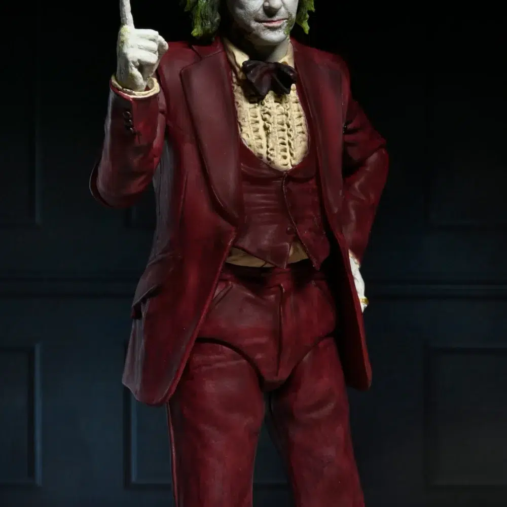 BEETLEJUICE RED TUXEDO SCALE ACTION NECA. De la secuela de la obra maestra de Tim Burton de 2024, Beetlejuice Beetlejuice, llega otro Ultimate Beetlejuice, luciendo su infame esmoquin de boda roja.  Treinta y seis años después, Beetlejuice está tramando una vez más para casarse con Lydia y finalmente escapar de la vida después de la vida.  Aparece en su icónico look para interrumpir la propia boda de Lydias e interpreta la clásica canción de 1968 "MacArthur Park", con la esperanza de ganarse finalmente sobre el amor de su vida y estar encerrado en el matrimonio eterno.  Esta escala de 7 pulgadas, figura de acción totalmente articulada incluye placas y manos intercambiables, corazón, maldito Baby Beetlejuice, y el contrato de matrimonio firmado por Lydia.  Viene en el embalaje de window-box con abertura frontal, perfecto para su colección de horror. Dile su nombre tres veces y trae a este increíble NECA Ultimate a casa, a casa, a casa