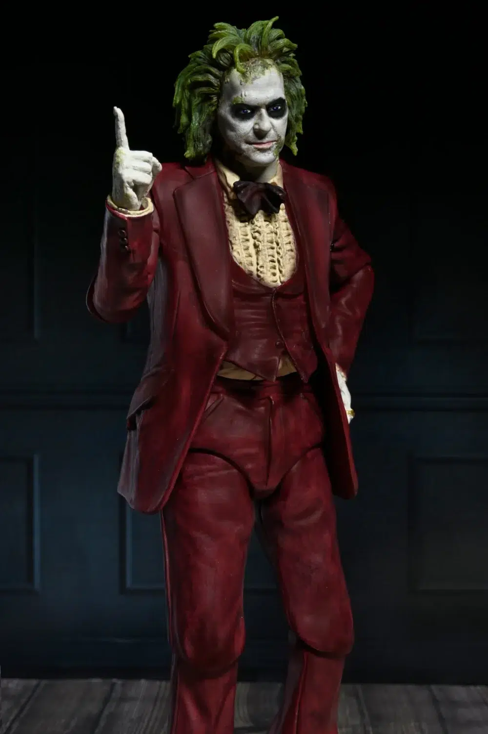 Beetlejuice red tuxedo scale action neca. De la secuela de la obra maestra de tim burton de 2024, beetlejuice beetlejuice, llega otro ultimate beetlejuice, luciendo su infame esmoquin de boda roja.   treinta y seis años después, beetlejuice está tramando una vez más para casarse con lydia y finalmente escapar de la vida después de la vida.   aparece en su icónico look para interrumpir la propia boda de lydias e interpreta la clásica canción de 1968 "macarthur park", con la esperanza de ganarse finalmente sobre el amor de su vida y estar encerrado en el matrimonio eterno.   esta escala de 7 pulgadas, figura de acción totalmente articulada incluye placas y manos intercambiables, corazón, maldito baby beetlejuice, y el contrato de matrimonio firmado por lydia.   viene en el embalaje de window-box con abertura frontal, perfecto para su colección de horror. Dile su nombre tres veces y trae a este increíble neca ultimate a casa, a casa, a casa