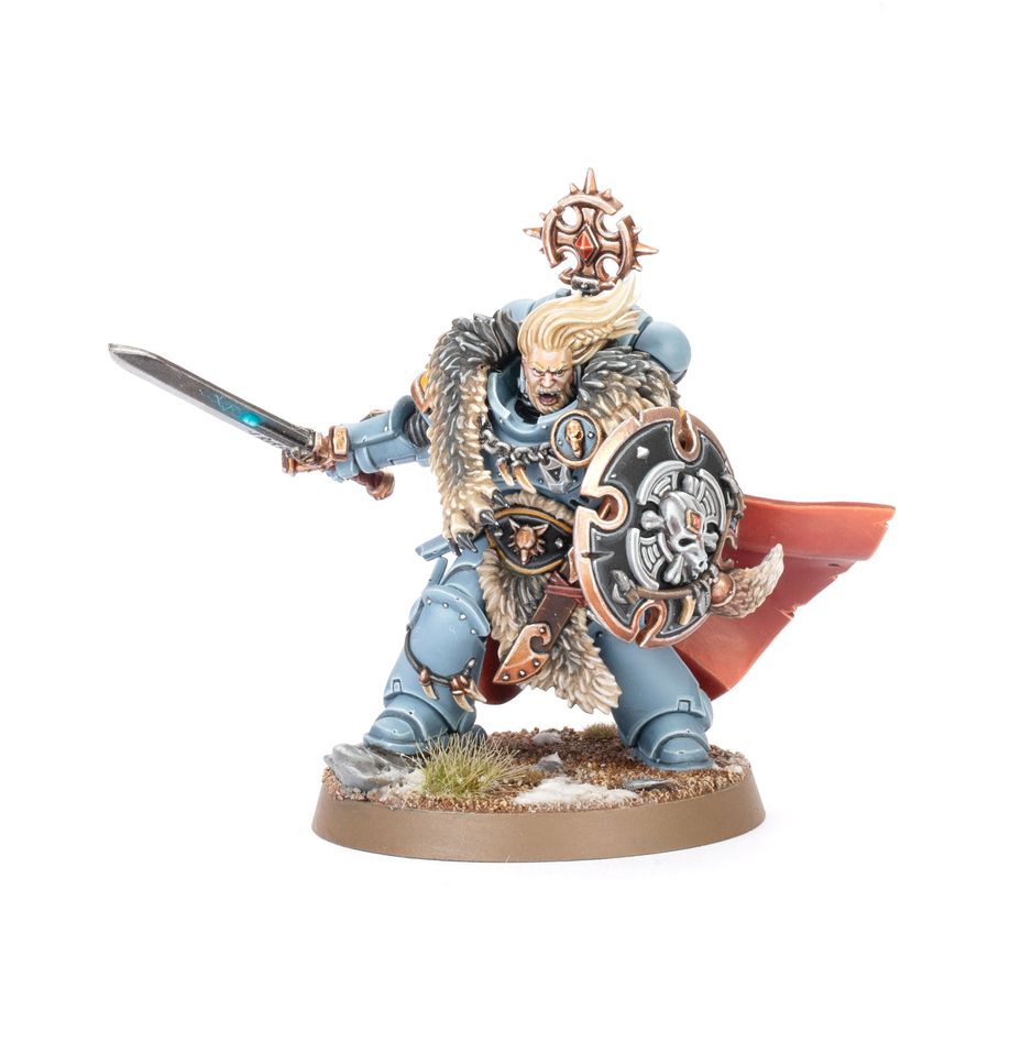 Space wolves army set (español). Los lobos espaciales son una estirpe salvaje y bestial. Procedentes del mundo letal de fenris, son un capítulo sin igual de marines espaciales del emperador. Temerarios e indómitos, van a la guerra con pieles gruesas, talismanes tribales y tótems, aullando como los lobos de su gélido hogar. Los salvajes e impetuosos garras sangrientas, los severos y disciplinados cazadores grises y los poderosos campeones de la guardia del lobo se reúnen aquí para acabar con los enemigos del padre de todas las cosas y ganarse su lugar en las sagas de su noble capítulo. Esta caja contiene el núcleo para un nuevo ejército de lobos espaciales o una expansión para tu colección actual. Un jefe de batalla de la guardia del lobo lidera desde el frente, listo para escribir su propia saga. Un sacerdote lobo permanece junto a él para apoyar espiritualmente a las tropas y curar sus heridas. Un trío de poderosos veteranos cortacabezas de la guardia del lobo respaldan la infantería, junto con sus leales lobos cazadores. Los cazadores grises y los garras sangrientas forman la línea de batalla, listos para lanzarse de cabeza hacia el conflicto. Las miniaturas de esta caja son fáciles de personalizar. El jefe de batalla de la guardia del lobo puede elegir entre tres cabezas y puede armarse con un martillo de trueno o un arma de energía artesanal, además de una pistola de plasma, una pistola bólter artesanal o un escudo de tormenta. El sacerdote lobo también puede elegir entre tres cabezas, y puede reemplazar su pistola bólter absolvor por una daga ritual. Los cortacabezas de la guardia del lobo pueden elegir entre nueve cabezas distintas y pueden portar un par de armas de energía artesanales o un escudo de tormenta y un arma de energía artesanal.