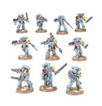 SPACE WOLVES ARMY SET (ESPAÑOL). Los Lobos Espaciales son una estirpe salvaje y bestial. Procedentes del mundo letal de Fenris, son un Capítulo sin igual de Marines Espaciales del Emperador. Temerarios e indómitos, van a la guerra con pieles gruesas, talismanes tribales y tótems, aullando como los lobos de su gélido hogar. Los salvajes e impetuosos Garras Sangrientas, los severos y disciplinados Cazadores Grises y los poderosos campeones de la Guardia del Lobo se reúnen aquí para acabar con los enemigos del Padre de todas las cosas y ganarse su lugar en las sagas de su noble Capítulo. Esta caja contiene el núcleo para un nuevo ejército de Lobos Espaciales o una expansión para tu colección actual. Un Jefe de Batalla de la Guardia del Lobo lidera desde el frente, listo para escribir su propia saga. Un Sacerdote Lobo permanece junto a él para apoyar espiritualmente a las tropas y curar sus heridas. Un trío de poderosos veteranos Cortacabezas de la Guardia del Lobo respaldan la infantería, junto con sus leales Lobos Cazadores. Los Cazadores Grises y los Garras Sangrientas forman la línea de batalla, listos para lanzarse de cabeza hacia el conflicto. Las miniaturas de esta caja son fáciles de personalizar. El Jefe de Batalla de la Guardia del Lobo puede elegir entre tres cabezas y puede armarse con un martillo de trueno o un arma de energía artesanal, además de una pistola de plasma, una pistola bólter artesanal o un escudo de tormenta. El Sacerdote Lobo también puede elegir entre tres cabezas, y puede reemplazar su pistola bólter absolvor por una daga ritual. Los Cortacabezas de la Guardia del Lobo pueden elegir entre nueve cabezas distintas y pueden portar un par de armas de energía artesanales o un escudo de tormenta y un arma de energía artesanal.