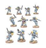 SPACE WOLVES ARMY SET (ESPAÑOL). Los Lobos Espaciales son una estirpe salvaje y bestial. Procedentes del mundo letal de Fenris, son un Capítulo sin igual de Marines Espaciales del Emperador. Temerarios e indómitos, van a la guerra con pieles gruesas, talismanes tribales y tótems, aullando como los lobos de su gélido hogar. Los salvajes e impetuosos Garras Sangrientas, los severos y disciplinados Cazadores Grises y los poderosos campeones de la Guardia del Lobo se reúnen aquí para acabar con los enemigos del Padre de todas las cosas y ganarse su lugar en las sagas de su noble Capítulo. Esta caja contiene el núcleo para un nuevo ejército de Lobos Espaciales o una expansión para tu colección actual. Un Jefe de Batalla de la Guardia del Lobo lidera desde el frente, listo para escribir su propia saga. Un Sacerdote Lobo permanece junto a él para apoyar espiritualmente a las tropas y curar sus heridas. Un trío de poderosos veteranos Cortacabezas de la Guardia del Lobo respaldan la infantería, junto con sus leales Lobos Cazadores. Los Cazadores Grises y los Garras Sangrientas forman la línea de batalla, listos para lanzarse de cabeza hacia el conflicto. Las miniaturas de esta caja son fáciles de personalizar. El Jefe de Batalla de la Guardia del Lobo puede elegir entre tres cabezas y puede armarse con un martillo de trueno o un arma de energía artesanal, además de una pistola de plasma, una pistola bólter artesanal o un escudo de tormenta. El Sacerdote Lobo también puede elegir entre tres cabezas, y puede reemplazar su pistola bólter absolvor por una daga ritual. Los Cortacabezas de la Guardia del Lobo pueden elegir entre nueve cabezas distintas y pueden portar un par de armas de energía artesanales o un escudo de tormenta y un arma de energía artesanal.