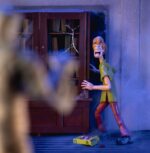 SHAGGY SCOOBY-DOO 1/12 ¡Prepárate para añadir a tu colección al ícono de los misterios y los sándwiches con la figura de acción de Scooby-Doo Shaggy a escala 1:12 de Jada Toys! Esta detallada pieza de colección captura al tranquilo pero adorable Norville "Shaggy" Rogers, el siempre hambriento mejor amigo de Scooby-Doo y miembro clave de Misterios S.A. Ya sea huyendo de fantasmas, resolviendo misterios (casi sin querer) o devorando un sándwich enorme, Shaggy siempre está listo para la aventura, ¡si no le da demasiado miedo! Diseñada por expertos a escala 1:12, esta figura luce la figura espigada de Shaggy, su característica camisa verde y sus clásicos pantalones de campana marrones. Gracias a su impresionante articulación, puedes colocarlo en diversas posturas expresivas, ya sea corriendo tras un fantasma espeluznante o sosteniendo una caja de Scooby Snacks. Este set incluye accesorios para resolver misterios, como cabezas y manos intercambiables para diferentes expresiones de terror y deleite, y una clásica caja de Scooby Snacks. Empaquetada en una caja premium inspirada en la estética clásica de Scooby-Doo, esta figura es imprescindible para los fans de la serie atemporal. Jada Toys mantiene su compromiso con la calidad y la nostalgia, asegurando que Shaggy esté listo para unirse a tu colección. ¡Solo asegúrate de tener muchos bocadillos a mano! Porque, seamos realistas... ¡siempre tiene hambre!