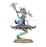THOUSAND SONS: COMBAT PATROL . El Príncipe Daemon Zadophon es un poderoso hechicero y un guerrero monstruoso cuya sola presencia infunde terror y retuerce el tejido del destino hasta amoldarlo a los planes de Tzeentch. Sus rituales empíreos se vuelven todavía más potentes si consume un fragmento de sustancia de las almas de algún secuaz caído. Está acompañado de Kaa’skrek, un Chamán Tzaangor que descarga feroces bombardeos psíquicos sobre el enemigo mientras surca los cielos sobre su disco daemónico. Tres Tzaangors Iluminados protegen a su líder, y una unidad de Marines Rúbrica avanza para reclamar territorio con una devastadora tormenta de munición infierno y fuego disforme. Esta caja contiene 15 miniaturas de plástico que representan una fuerza completa de Prisma de Zadophon para usar en partidas de Patrulla de Warhammer 40,000. Es una forma ideal de empezar un ejército de los Mil Hijos o ampliar tu colección, y es más económica que comprar el contenido por separado. El Príncipe Daemon puede montarse de una amplia variedad de formas para adaptarlo a tu Dios del Caos y estilo preferidos. Puede equiparse con un cañón infernal y una espada forjainfernal o hacha daemónica, o con un par de zarpas maléficas. Los Tzaangors Iluminados pueden montarse también como Tzaangors Iluminados con arcos largos del destino, proféticos arqueros mutantes. Los Marines Rúbrica pueden equiparse con bólteres infierno o lanzallamas disformes. Uno puede montarse con un letal cañón cosechaalmas y otro puede portar un Icono de llamas. El Aspirante Hechicero que los lidera puede equiparse con una pistola bólter infierno o una pistola de llamas disformes.