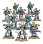 THOUSAND SONS: COMBAT PATROL . El Príncipe Daemon Zadophon es un poderoso hechicero y un guerrero monstruoso cuya sola presencia infunde terror y retuerce el tejido del destino hasta amoldarlo a los planes de Tzeentch. Sus rituales empíreos se vuelven todavía más potentes si consume un fragmento de sustancia de las almas de algún secuaz caído. Está acompañado de Kaa’skrek, un Chamán Tzaangor que descarga feroces bombardeos psíquicos sobre el enemigo mientras surca los cielos sobre su disco daemónico. Tres Tzaangors Iluminados protegen a su líder, y una unidad de Marines Rúbrica avanza para reclamar territorio con una devastadora tormenta de munición infierno y fuego disforme. Esta caja contiene 15 miniaturas de plástico que representan una fuerza completa de Prisma de Zadophon para usar en partidas de Patrulla de Warhammer 40,000. Es una forma ideal de empezar un ejército de los Mil Hijos o ampliar tu colección, y es más económica que comprar el contenido por separado. El Príncipe Daemon puede montarse de una amplia variedad de formas para adaptarlo a tu Dios del Caos y estilo preferidos. Puede equiparse con un cañón infernal y una espada forjainfernal o hacha daemónica, o con un par de zarpas maléficas. Los Tzaangors Iluminados pueden montarse también como Tzaangors Iluminados con arcos largos del destino, proféticos arqueros mutantes. Los Marines Rúbrica pueden equiparse con bólteres infierno o lanzallamas disformes. Uno puede montarse con un letal cañón cosechaalmas y otro puede portar un Icono de llamas. El Aspirante Hechicero que los lidera puede equiparse con una pistola bólter infierno o una pistola de llamas disformes.