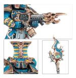 WARPFLAME THRALLBAND: THOUSAND SONS BATTLEFORCE. Los Hechiceros de los Mil Hijos lideran a sus tropas con la habilidad de un marionetista, moviéndolas por el campo de batalla como piezas sobre un tablero que solo ellos pueden ver. Los Marines Rúbrica, ataviados con servoarmaduras y armaduras Exterminador, marchan al unísono junto a enormes Robots Sekhetar, constructos infernales imbuidos de potentes conjuros. Esta completa caja contiene una fuerza de los Mil Hijos para Warhammer 40,000. Liderados por tres Hechiceros Exaltados y apoyados por Robots Sekhetar y Exterminadores Escarabeo Oculto, son una fuerza letal en manos de un general capaz. Completa la fuerza una unidad de Marines Rúbrica, ideales para tomar objetivos y reforzar tu potencia de fuego con sus armas pesadas y especiales. Los Robots Sekhetar están armados con lanzallamas pesados disformes, baterías fuego infernal y rifles de fusión piroflujo. El rifle de fusión piroflujo puede cambiarse por un proyector de llamas disformes y una terrible garra de energía. Los Marines Rúbrica pueden equiparse con bólteres infierno o lanzallamas disformes. Uno puede montarse con un letal cañón cosechaalmas y otro puede portar un Icono de llamas. El Aspirante Hechicero que los lidera puede equiparse con una pistola bólter infierno o una pistola de llamas disformes, como el resto de la unidad. Los Exterminadores Escarabeo Oculto están armados con combibólteres infierno y un khopesh prosperiano. Una miniatura puede equiparse con un lanzallamas pesado disforme, un cañón cosechaalmas o una batería fuego infernal. El Hechicero Escarabeo Oculto con báculo puede equiparse con un combibólter infierno o un khopesh prosperiano. Independientemente de cómo elijas montarlos, esta caja es un modo fantástico de empezar un ejército de Mil Hijos o ampliar tu colección con un versátil set de impresionantes miniaturas al tiempo que ahorras, si lo comparas con comprar cada kit por separado. La caja también trae en primicia las miniaturas de Robots Sekhetar.