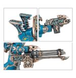 WARPFLAME THRALLBAND: THOUSAND SONS BATTLEFORCE. Los Hechiceros de los Mil Hijos lideran a sus tropas con la habilidad de un marionetista, moviéndolas por el campo de batalla como piezas sobre un tablero que solo ellos pueden ver. Los Marines Rúbrica, ataviados con servoarmaduras y armaduras Exterminador, marchan al unísono junto a enormes Robots Sekhetar, constructos infernales imbuidos de potentes conjuros. Esta completa caja contiene una fuerza de los Mil Hijos para Warhammer 40,000. Liderados por tres Hechiceros Exaltados y apoyados por Robots Sekhetar y Exterminadores Escarabeo Oculto, son una fuerza letal en manos de un general capaz. Completa la fuerza una unidad de Marines Rúbrica, ideales para tomar objetivos y reforzar tu potencia de fuego con sus armas pesadas y especiales. Los Robots Sekhetar están armados con lanzallamas pesados disformes, baterías fuego infernal y rifles de fusión piroflujo. El rifle de fusión piroflujo puede cambiarse por un proyector de llamas disformes y una terrible garra de energía. Los Marines Rúbrica pueden equiparse con bólteres infierno o lanzallamas disformes. Uno puede montarse con un letal cañón cosechaalmas y otro puede portar un Icono de llamas. El Aspirante Hechicero que los lidera puede equiparse con una pistola bólter infierno o una pistola de llamas disformes, como el resto de la unidad. Los Exterminadores Escarabeo Oculto están armados con combibólteres infierno y un khopesh prosperiano. Una miniatura puede equiparse con un lanzallamas pesado disforme, un cañón cosechaalmas o una batería fuego infernal. El Hechicero Escarabeo Oculto con báculo puede equiparse con un combibólter infierno o un khopesh prosperiano. Independientemente de cómo elijas montarlos, esta caja es un modo fantástico de empezar un ejército de Mil Hijos o ampliar tu colección con un versátil set de impresionantes miniaturas al tiempo que ahorras, si lo comparas con comprar cada kit por separado. La caja también trae en primicia las miniaturas de Robots Sekhetar.
