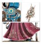 WARPFLAME THRALLBAND: THOUSAND SONS BATTLEFORCE. Los Hechiceros de los Mil Hijos lideran a sus tropas con la habilidad de un marionetista, moviéndolas por el campo de batalla como piezas sobre un tablero que solo ellos pueden ver. Los Marines Rúbrica, ataviados con servoarmaduras y armaduras Exterminador, marchan al unísono junto a enormes Robots Sekhetar, constructos infernales imbuidos de potentes conjuros. Esta completa caja contiene una fuerza de los Mil Hijos para Warhammer 40,000. Liderados por tres Hechiceros Exaltados y apoyados por Robots Sekhetar y Exterminadores Escarabeo Oculto, son una fuerza letal en manos de un general capaz. Completa la fuerza una unidad de Marines Rúbrica, ideales para tomar objetivos y reforzar tu potencia de fuego con sus armas pesadas y especiales. Los Robots Sekhetar están armados con lanzallamas pesados disformes, baterías fuego infernal y rifles de fusión piroflujo. El rifle de fusión piroflujo puede cambiarse por un proyector de llamas disformes y una terrible garra de energía. Los Marines Rúbrica pueden equiparse con bólteres infierno o lanzallamas disformes. Uno puede montarse con un letal cañón cosechaalmas y otro puede portar un Icono de llamas. El Aspirante Hechicero que los lidera puede equiparse con una pistola bólter infierno o una pistola de llamas disformes, como el resto de la unidad. Los Exterminadores Escarabeo Oculto están armados con combibólteres infierno y un khopesh prosperiano. Una miniatura puede equiparse con un lanzallamas pesado disforme, un cañón cosechaalmas o una batería fuego infernal. El Hechicero Escarabeo Oculto con báculo puede equiparse con un combibólter infierno o un khopesh prosperiano. Independientemente de cómo elijas montarlos, esta caja es un modo fantástico de empezar un ejército de Mil Hijos o ampliar tu colección con un versátil set de impresionantes miniaturas al tiempo que ahorras, si lo comparas con comprar cada kit por separado. La caja también trae en primicia las miniaturas de Robots Sekhetar.