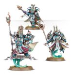 WARPFLAME THRALLBAND: THOUSAND SONS BATTLEFORCE. Los Hechiceros de los Mil Hijos lideran a sus tropas con la habilidad de un marionetista, moviéndolas por el campo de batalla como piezas sobre un tablero que solo ellos pueden ver. Los Marines Rúbrica, ataviados con servoarmaduras y armaduras Exterminador, marchan al unísono junto a enormes Robots Sekhetar, constructos infernales imbuidos de potentes conjuros. Esta completa caja contiene una fuerza de los Mil Hijos para Warhammer 40,000. Liderados por tres Hechiceros Exaltados y apoyados por Robots Sekhetar y Exterminadores Escarabeo Oculto, son una fuerza letal en manos de un general capaz. Completa la fuerza una unidad de Marines Rúbrica, ideales para tomar objetivos y reforzar tu potencia de fuego con sus armas pesadas y especiales. Los Robots Sekhetar están armados con lanzallamas pesados disformes, baterías fuego infernal y rifles de fusión piroflujo. El rifle de fusión piroflujo puede cambiarse por un proyector de llamas disformes y una terrible garra de energía. Los Marines Rúbrica pueden equiparse con bólteres infierno o lanzallamas disformes. Uno puede montarse con un letal cañón cosechaalmas y otro puede portar un Icono de llamas. El Aspirante Hechicero que los lidera puede equiparse con una pistola bólter infierno o una pistola de llamas disformes, como el resto de la unidad. Los Exterminadores Escarabeo Oculto están armados con combibólteres infierno y un khopesh prosperiano. Una miniatura puede equiparse con un lanzallamas pesado disforme, un cañón cosechaalmas o una batería fuego infernal. El Hechicero Escarabeo Oculto con báculo puede equiparse con un combibólter infierno o un khopesh prosperiano. Independientemente de cómo elijas montarlos, esta caja es un modo fantástico de empezar un ejército de Mil Hijos o ampliar tu colección con un versátil set de impresionantes miniaturas al tiempo que ahorras, si lo comparas con comprar cada kit por separado. La caja también trae en primicia las miniaturas de Robots Sekhetar.