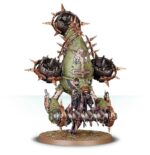 DEATH GUARD BATTLEFORCE: POXWROUGHT VECTOR Los ejércitos de la Guardia de la Muerte se forman de la misma manera que una herida se coagula con costras escabrosas: los pesados guerreros se aglutinan hasta que un líder les indica adónde deben ir. Al frente va un Señor de las Viruelas, emanando gases nocivos de la turbina a su espalda y seguido por el ejército. La maquinaria pesada remueve la tierra hasta convertirla en un lodo bilioso por el que avanzan chapoteando unos Marines Espaciales hinchados y corrompidos.