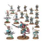THOUSAND SONS: COMBAT PATROL . El Príncipe Daemon Zadophon es un poderoso hechicero y un guerrero monstruoso cuya sola presencia infunde terror y retuerce el tejido del destino hasta amoldarlo a los planes de Tzeentch. Sus rituales empíreos se vuelven todavía más potentes si consume un fragmento de sustancia de las almas de algún secuaz caído. Está acompañado de Kaa’skrek, un Chamán Tzaangor que descarga feroces bombardeos psíquicos sobre el enemigo mientras surca los cielos sobre su disco daemónico. Tres Tzaangors Iluminados protegen a su líder, y una unidad de Marines Rúbrica avanza para reclamar territorio con una devastadora tormenta de munición infierno y fuego disforme. Esta caja contiene 15 miniaturas de plástico que representan una fuerza completa de Prisma de Zadophon para usar en partidas de Patrulla de Warhammer 40,000. Es una forma ideal de empezar un ejército de los Mil Hijos o ampliar tu colección, y es más económica que comprar el contenido por separado. El Príncipe Daemon puede montarse de una amplia variedad de formas para adaptarlo a tu Dios del Caos y estilo preferidos. Puede equiparse con un cañón infernal y una espada forjainfernal o hacha daemónica, o con un par de zarpas maléficas. Los Tzaangors Iluminados pueden montarse también como Tzaangors Iluminados con arcos largos del destino, proféticos arqueros mutantes. Los Marines Rúbrica pueden equiparse con bólteres infierno o lanzallamas disformes. Uno puede montarse con un letal cañón cosechaalmas y otro puede portar un Icono de llamas. El Aspirante Hechicero que los lidera puede equiparse con una pistola bólter infierno o una pistola de llamas disformes.