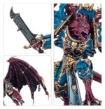 THOUSAND SONS: COMBAT PATROL . El Príncipe Daemon Zadophon es un poderoso hechicero y un guerrero monstruoso cuya sola presencia infunde terror y retuerce el tejido del destino hasta amoldarlo a los planes de Tzeentch. Sus rituales empíreos se vuelven todavía más potentes si consume un fragmento de sustancia de las almas de algún secuaz caído. Está acompañado de Kaa’skrek, un Chamán Tzaangor que descarga feroces bombardeos psíquicos sobre el enemigo mientras surca los cielos sobre su disco daemónico. Tres Tzaangors Iluminados protegen a su líder, y una unidad de Marines Rúbrica avanza para reclamar territorio con una devastadora tormenta de munición infierno y fuego disforme. Esta caja contiene 15 miniaturas de plástico que representan una fuerza completa de Prisma de Zadophon para usar en partidas de Patrulla de Warhammer 40,000. Es una forma ideal de empezar un ejército de los Mil Hijos o ampliar tu colección, y es más económica que comprar el contenido por separado. El Príncipe Daemon puede montarse de una amplia variedad de formas para adaptarlo a tu Dios del Caos y estilo preferidos. Puede equiparse con un cañón infernal y una espada forjainfernal o hacha daemónica, o con un par de zarpas maléficas. Los Tzaangors Iluminados pueden montarse también como Tzaangors Iluminados con arcos largos del destino, proféticos arqueros mutantes. Los Marines Rúbrica pueden equiparse con bólteres infierno o lanzallamas disformes. Uno puede montarse con un letal cañón cosechaalmas y otro puede portar un Icono de llamas. El Aspirante Hechicero que los lidera puede equiparse con una pistola bólter infierno o una pistola de llamas disformes.