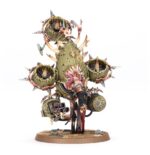 DEATH GUARD BATTLEFORCE: POXWROUGHT VECTOR Los ejércitos de la Guardia de la Muerte se forman de la misma manera que una herida se coagula con costras escabrosas: los pesados guerreros se aglutinan hasta que un líder les indica adónde deben ir. Al frente va un Señor de las Viruelas, emanando gases nocivos de la turbina a su espalda y seguido por el ejército. La maquinaria pesada remueve la tierra hasta convertirla en un lodo bilioso por el que avanzan chapoteando unos Marines Espaciales hinchados y corrompidos.
