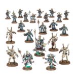 WARPFLAME THRALLBAND: THOUSAND SONS BATTLEFORCE. Los Hechiceros de los Mil Hijos lideran a sus tropas con la habilidad de un marionetista, moviéndolas por el campo de batalla como piezas sobre un tablero que solo ellos pueden ver. Los Marines Rúbrica, ataviados con servoarmaduras y armaduras Exterminador, marchan al unísono junto a enormes Robots Sekhetar, constructos infernales imbuidos de potentes conjuros. Esta completa caja contiene una fuerza de los Mil Hijos para Warhammer 40,000. Liderados por tres Hechiceros Exaltados y apoyados por Robots Sekhetar y Exterminadores Escarabeo Oculto, son una fuerza letal en manos de un general capaz. Completa la fuerza una unidad de Marines Rúbrica, ideales para tomar objetivos y reforzar tu potencia de fuego con sus armas pesadas y especiales. Los Robots Sekhetar están armados con lanzallamas pesados disformes, baterías fuego infernal y rifles de fusión piroflujo. El rifle de fusión piroflujo puede cambiarse por un proyector de llamas disformes y una terrible garra de energía. Los Marines Rúbrica pueden equiparse con bólteres infierno o lanzallamas disformes. Uno puede montarse con un letal cañón cosechaalmas y otro puede portar un Icono de llamas. El Aspirante Hechicero que los lidera puede equiparse con una pistola bólter infierno o una pistola de llamas disformes, como el resto de la unidad. Los Exterminadores Escarabeo Oculto están armados con combibólteres infierno y un khopesh prosperiano. Una miniatura puede equiparse con un lanzallamas pesado disforme, un cañón cosechaalmas o una batería fuego infernal. El Hechicero Escarabeo Oculto con báculo puede equiparse con un combibólter infierno o un khopesh prosperiano. Independientemente de cómo elijas montarlos, esta caja es un modo fantástico de empezar un ejército de Mil Hijos o ampliar tu colección con un versátil set de impresionantes miniaturas al tiempo que ahorras, si lo comparas con comprar cada kit por separado. La caja también trae en primicia las miniaturas de Robots Sekhetar.