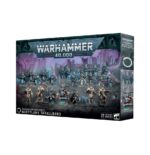 WARPFLAME THRALLBAND: THOUSAND SONS BATTLEFORCE. Los Hechiceros de los Mil Hijos lideran a sus tropas con la habilidad de un marionetista, moviéndolas por el campo de batalla como piezas sobre un tablero que solo ellos pueden ver. Los Marines Rúbrica, ataviados con servoarmaduras y armaduras Exterminador, marchan al unísono junto a enormes Robots Sekhetar, constructos infernales imbuidos de potentes conjuros. Esta completa caja contiene una fuerza de los Mil Hijos para Warhammer 40,000. Liderados por tres Hechiceros Exaltados y apoyados por Robots Sekhetar y Exterminadores Escarabeo Oculto, son una fuerza letal en manos de un general capaz. Completa la fuerza una unidad de Marines Rúbrica, ideales para tomar objetivos y reforzar tu potencia de fuego con sus armas pesadas y especiales. Los Robots Sekhetar están armados con lanzallamas pesados disformes, baterías fuego infernal y rifles de fusión piroflujo. El rifle de fusión piroflujo puede cambiarse por un proyector de llamas disformes y una terrible garra de energía. Los Marines Rúbrica pueden equiparse con bólteres infierno o lanzallamas disformes. Uno puede montarse con un letal cañón cosechaalmas y otro puede portar un Icono de llamas. El Aspirante Hechicero que los lidera puede equiparse con una pistola bólter infierno o una pistola de llamas disformes, como el resto de la unidad. Los Exterminadores Escarabeo Oculto están armados con combibólteres infierno y un khopesh prosperiano. Una miniatura puede equiparse con un lanzallamas pesado disforme, un cañón cosechaalmas o una batería fuego infernal. El Hechicero Escarabeo Oculto con báculo puede equiparse con un combibólter infierno o un khopesh prosperiano. Independientemente de cómo elijas montarlos, esta caja es un modo fantástico de empezar un ejército de Mil Hijos o ampliar tu colección con un versátil set de impresionantes miniaturas al tiempo que ahorras, si lo comparas con comprar cada kit por separado. La caja también trae en primicia las miniaturas de Robots Sekhetar.
