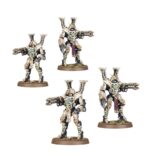 WARPFLAME THRALLBAND: THOUSAND SONS BATTLEFORCE. Los Hechiceros de los Mil Hijos lideran a sus tropas con la habilidad de un marionetista, moviéndolas por el campo de batalla como piezas sobre un tablero que solo ellos pueden ver. Los Marines Rúbrica, ataviados con servoarmaduras y armaduras Exterminador, marchan al unísono junto a enormes Robots Sekhetar, constructos infernales imbuidos de potentes conjuros. Esta completa caja contiene una fuerza de los Mil Hijos para Warhammer 40,000. Liderados por tres Hechiceros Exaltados y apoyados por Robots Sekhetar y Exterminadores Escarabeo Oculto, son una fuerza letal en manos de un general capaz. Completa la fuerza una unidad de Marines Rúbrica, ideales para tomar objetivos y reforzar tu potencia de fuego con sus armas pesadas y especiales. Los Robots Sekhetar están armados con lanzallamas pesados disformes, baterías fuego infernal y rifles de fusión piroflujo. El rifle de fusión piroflujo puede cambiarse por un proyector de llamas disformes y una terrible garra de energía. Los Marines Rúbrica pueden equiparse con bólteres infierno o lanzallamas disformes. Uno puede montarse con un letal cañón cosechaalmas y otro puede portar un Icono de llamas. El Aspirante Hechicero que los lidera puede equiparse con una pistola bólter infierno o una pistola de llamas disformes, como el resto de la unidad. Los Exterminadores Escarabeo Oculto están armados con combibólteres infierno y un khopesh prosperiano. Una miniatura puede equiparse con un lanzallamas pesado disforme, un cañón cosechaalmas o una batería fuego infernal. El Hechicero Escarabeo Oculto con báculo puede equiparse con un combibólter infierno o un khopesh prosperiano. Independientemente de cómo elijas montarlos, esta caja es un modo fantástico de empezar un ejército de Mil Hijos o ampliar tu colección con un versátil set de impresionantes miniaturas al tiempo que ahorras, si lo comparas con comprar cada kit por separado. La caja también trae en primicia las miniaturas de Robots Sekhetar.
