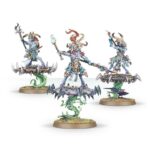 THOUSAND SONS: COMBAT PATROL . El Príncipe Daemon Zadophon es un poderoso hechicero y un guerrero monstruoso cuya sola presencia infunde terror y retuerce el tejido del destino hasta amoldarlo a los planes de Tzeentch. Sus rituales empíreos se vuelven todavía más potentes si consume un fragmento de sustancia de las almas de algún secuaz caído. Está acompañado de Kaa’skrek, un Chamán Tzaangor que descarga feroces bombardeos psíquicos sobre el enemigo mientras surca los cielos sobre su disco daemónico. Tres Tzaangors Iluminados protegen a su líder, y una unidad de Marines Rúbrica avanza para reclamar territorio con una devastadora tormenta de munición infierno y fuego disforme. Esta caja contiene 15 miniaturas de plástico que representan una fuerza completa de Prisma de Zadophon para usar en partidas de Patrulla de Warhammer 40,000. Es una forma ideal de empezar un ejército de los Mil Hijos o ampliar tu colección, y es más económica que comprar el contenido por separado. El Príncipe Daemon puede montarse de una amplia variedad de formas para adaptarlo a tu Dios del Caos y estilo preferidos. Puede equiparse con un cañón infernal y una espada forjainfernal o hacha daemónica, o con un par de zarpas maléficas. Los Tzaangors Iluminados pueden montarse también como Tzaangors Iluminados con arcos largos del destino, proféticos arqueros mutantes. Los Marines Rúbrica pueden equiparse con bólteres infierno o lanzallamas disformes. Uno puede montarse con un letal cañón cosechaalmas y otro puede portar un Icono de llamas. El Aspirante Hechicero que los lidera puede equiparse con una pistola bólter infierno o una pistola de llamas disformes.