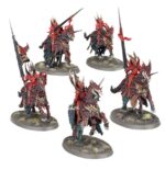 SOULBLIGHT GRAVELORDS: BLOODCRAVE HUNT SPEARHEAD. Los nobles vampiros de los Necroseñores Pudrealmas crean imperios de muerte para que satisfagan todos sus deseos, embelesando a los mortales y despertando a los muertos para sus guerras de conquista. Estos aristócratas inmortales trabajan sin descanso para expandir sus dominios, pues solo encontrarán satisfacción cuando la noche caiga sobre los Reinos Mortales y los bañe en sangre.