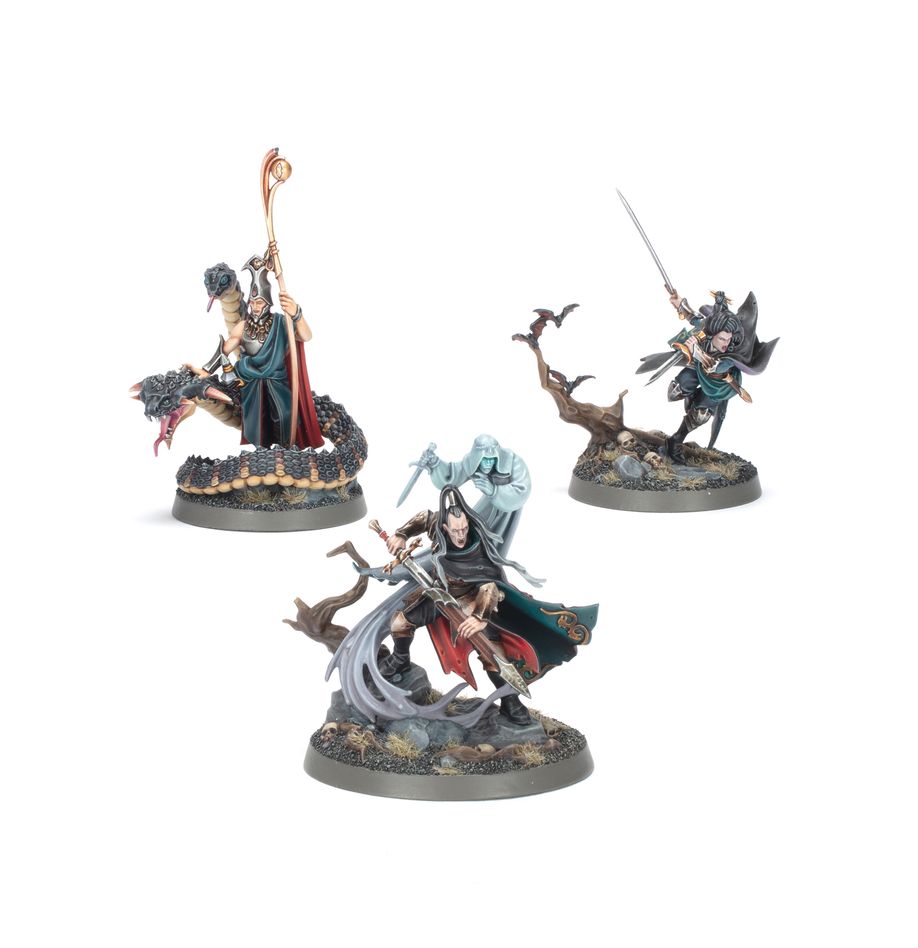 Souldlight gravelords: blades of the hollow king. Cado ezechiar, conocido como el rey vacío, busca venganza y redención. Antaño un líder mortal, sus tierras fueron arrasadas por el caos y ahora da caza a los servidores de la ruina junto a una variopinta banda de acompañantes. La vampiresa sissendra es una grácil asesina que se deleita con el derramamiento de sangre, y el necrohechicero aurelias, acompañado por la sierpe bicéfala kennistrix, canaliza un temible poder sobrenatural. Y luego está solia, el espíritu encadenado a uno de los anillos de hierro de ezechiar, a quien ha jurado guiar en su ominoso camino.