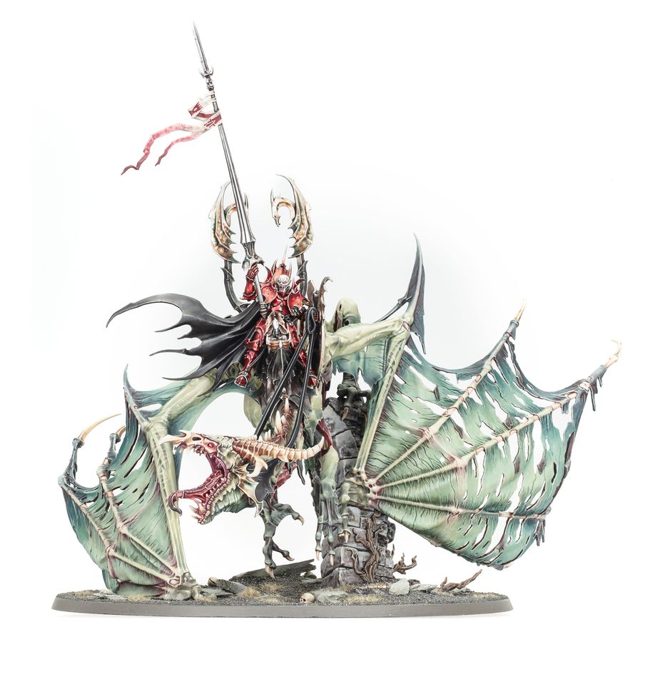 Souldlight gravelords: prince vhordrai, lord of the crimson keep. El príncipe vhordrai es el caballero vampiro más temido que existe, el legendario castellano (y prisionero) de la torre carmesí.   cuando es liberado de su fortaleza maldita para hacer la guerra contra los mortales, vhordrai monta a lomos del draconita no muerto shordemaire.   esta bestia ancestral puede fundir carne y metal con su aliento pestilente antes de descender en picado para que su amo pueda ensartar a cualquier superviviente con su lanza de sangre