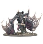 SOULDLIGHT GRAVELORDS: PRINCE VHORDRAI, LORD OF THE CRIMSON KEEP. El Príncipe Vhordrai es el caballero vampiro más temido que existe, el legendario castellano (y prisionero) de la Torre Carmesí.  Cuando es liberado de su fortaleza maldita para hacer la guerra contra los mortales, Vhordrai monta a lomos del draconita no muerto Shordemaire.  Esta bestia ancestral puede fundir carne y metal con su aliento pestilente antes de descender en picado para que su amo pueda ensartar a cualquier superviviente con su Lanza de sangre
