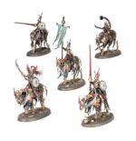 SOULDLIGHT GRAVELORDS: BARROW KNIGHTS. Los Caballeros Fúnebres son los guerreros más formidables de un reino Repicahuesos y gozan de un lugar de prestigio junto a su monarca no muerto. Estos caballeros esqueléticos marchan a la guerra en nombre de su señor, y pocos son los guerreros que pueden sobrevivir a su carga. Incluso si son derribados o destrozados por los cañones enemigos, estos jinetes de élite volverán a levantarse, pues los juramentos que los atan durarán hasta el fin de los tiempos.