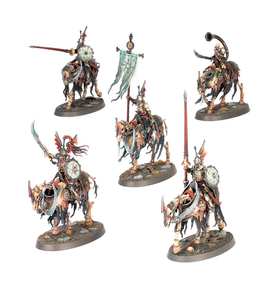 Souldlight gravelords: barrow knights.  los caballeros fúnebres son los guerreros más formidables de un reino repicahuesos y gozan de un lugar de prestigio junto a su monarca no muerto. Estos caballeros esqueléticos marchan a la guerra en nombre de su señor, y pocos son los guerreros que pueden sobrevivir a su carga. Incluso si son derribados o destrozados por los cañones enemigos, estos jinetes de élite volverán a levantarse, pues los juramentos que los atan durarán hasta el fin de los tiempos.