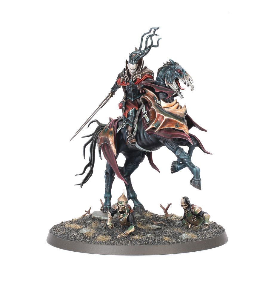 Souldlight gravelords: vampire lord on nightmare steed.  los señores vampiro en pesadilla abren sangrientos senderos entre las filas enemigas con cada carga atronadora. Las pezuñas herradas de la bestia aplastan pecheras y hunden a los enemigos en el fango mientras su jinete no muerto ataca con espada o hacha, sajando gargantas con cada golpe.