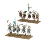 WOOD ELF REALMS BATTALION. Los ejércitos de los Elfos Silvanos se alzan de forma natural en tiempos de guerra. Tropas de toda índole convergen el centro del conflicto y sus gentes de a pie desempolvan los arcos largos y las lanzas para ponerse al servicio de sus Señores del Claro. Incluso los más humildes guerreros poseen una gracia y una habilidad que los convierten en una amenaza para cualquier enemigo. Con esta caja puedes montar el núcleo de un ejército de Wood Elf Realms para Warhammer: The Old World. Los Wild Riders y las Sisters of the Thorn, su caballería de élite, lideran la carga mientras los Wildwood Rangers y la Eternal Guard actúan como tropas de choque. Una numerosa unidad de la Glade Guard, armada con Asrai longbows, brinda apoyo al resto del ejército. Los Wildwood Rangers o la Eternal Guard pueden montarse como una unidad grande o como dos unidades de diez guerreros, cada una con su propio champion, standard bearer y musician opcionales. Las cabezas y armas son intercambiables y la Eternal Guard puede equiparse con escudos opcionales.