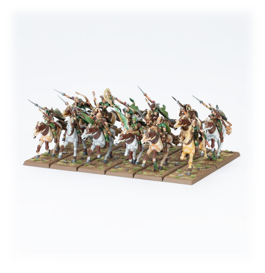 GLADE RIDERS: WOOD ELF REALMS. Los Jinetes del Bosque quizá sean la mejor unidad de caballería ligera del Viejo Mundo: sus reflejos élficos les permiten realizar todo tipo de actos en apariencia temerarios que van mucho más allá de las habilidades de otras razas más jóvenes. Acostumbran a salir ilesos de sus correrías gracias a su formidable combinación de habilidad, elegancia y confianza ciega. Con este kit multicomponente de plástico puedes montar 12 Glade Riders, caballería ligera para tus ejércitos de Wood Elf Realms en partidas de Warhammer: The Old World. Estos versátiles guerreros son letales desde lejos con sus longbows, pero no dudarán en lanzarse contra enemigos débiles o desprevenidos con sus cavalry spears. Pueden montarse como una unidad grande o como dos unidades de seis guerreros, cada una con su propio champion, standard bearer y musician opcionales. Las cabezas, piernas, torsos, capas y armas son intercambiables, para que personalices fácilmente tu caballería. Además, cada Glade Rider puede ensamblarse con arco o lanza, y el kit incluye espíritus del bosque para que decores las peanas a tu gusto
