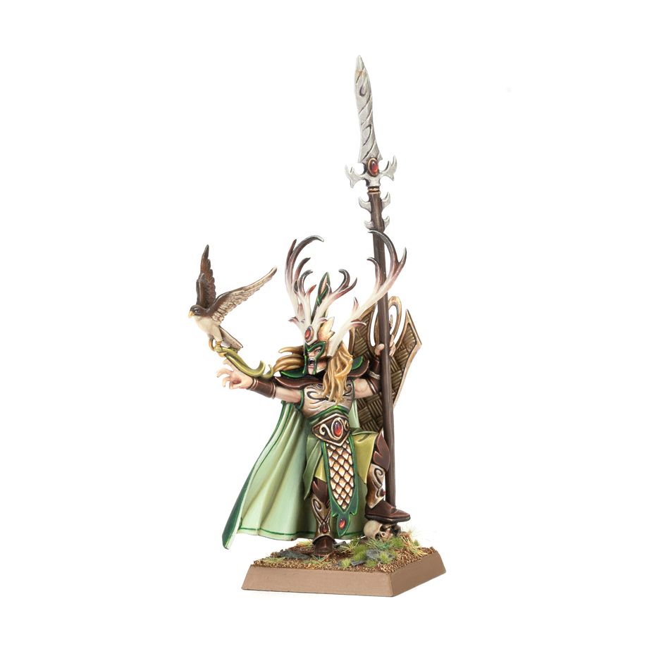 ARALOTH, LORD OF TALSYN. Cuenta la profecía que Araloth se convertiría un intrépido guerrero que protegería a su gente de la oscuridad que cernía sobre ellos. Cumplió con su destino como héroe de su pueblo y hasta tuvo el honor de ser nombrado campeón real por la mismísima Reina Ariel. Lo acompaña a todas partes su inseparable halcón cazador, Skaryn, que incluso le salvó la vida en una ocasión. Con este kit multicomponente de plástico puedes montar a Araloth, Lord of Talsyn, un noble líder para tus ejércitos de Wood Elf Realms en partidas de Warhammer: The Old World. La combinación de armadura pesada y escudo lo hace bastante resistente, y con su Spear of Talsyn es capaz de atravesar cualquier armadura, por pesada que sea. También se vale de Skaryn, su ave rapaz, para debilitar al enemigo antes de cargar contra él. Este fiable héroe es ideal para lanzarse de lleno a las luchas más encarnizadas.