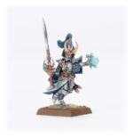 HIGH ELF LOREMASTER. Los Loremasters, Señores del conocimiento, son aquellos dentro de la Torre de Hoeth que practican las artes místicas y marciales como una sola disciplina. Esta dedicación los distingue de los demás videntes y eruditos que residen allí. Originarios de las familias nobles de Ulthuan, son tan hábiles en el duelo a espada como en el arte de comandar vastos ejércitos desde la distancia. Con este kit multicomponente de plástico puedes montar un Loremaster, un poderoso mago guerrero para liderar tus ejércitos de High Elf Realms de Warhammer: The Old World. Armado con una espada encantada, es experto en las artes marciales y magia arcana que se enseñan en la Torre de Hoeth. Puede usarse como Prince o Noble High Elf Lord con la mejora Loremaster Elven Honours.