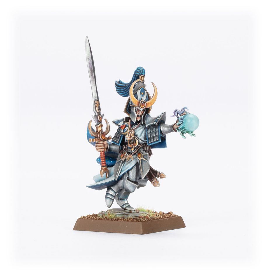 HIGH ELF LOREMASTER. Los Loremasters, Señores del conocimiento, son aquellos dentro de la Torre de Hoeth que practican las artes místicas y marciales como una sola disciplina. Esta dedicación los distingue de los demás videntes y eruditos que residen allí. Originarios de las familias nobles de Ulthuan, son tan hábiles en el duelo a espada como en el arte de comandar vastos ejércitos desde la distancia. Con este kit multicomponente de plástico puedes montar un Loremaster, un poderoso mago guerrero para liderar tus ejércitos de High Elf Realms de Warhammer: The Old World. Armado con una espada encantada, es experto en las artes marciales y magia arcana que se enseñan en la Torre de Hoeth. Puede usarse como Prince o Noble High Elf Lord con la mejora Loremaster Elven Honours.
