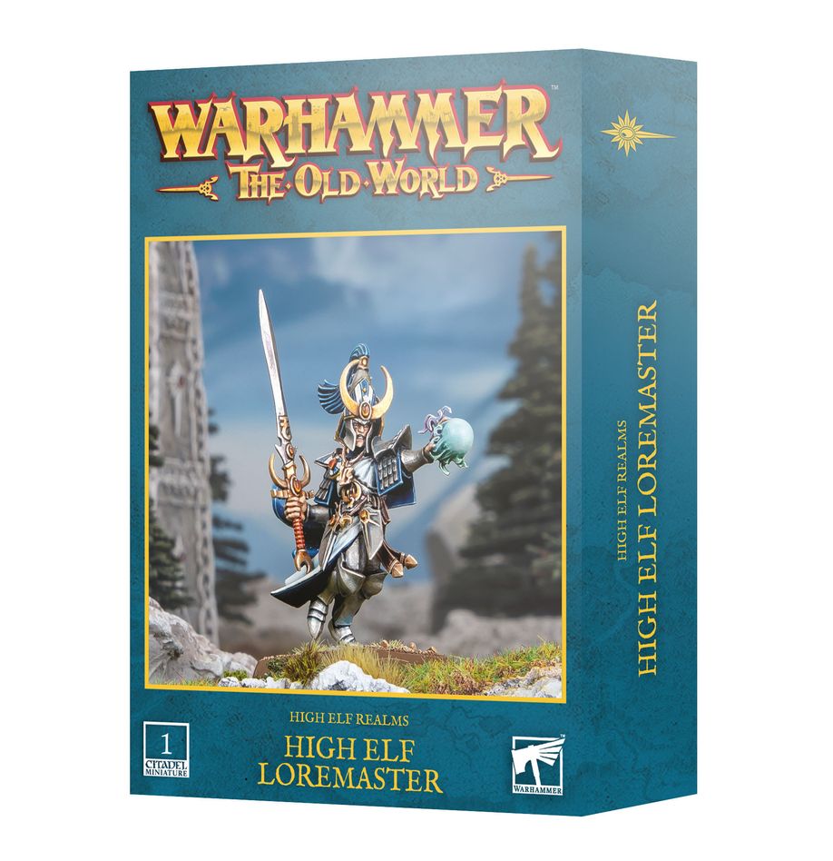 HIGH ELF LOREMASTER. Los Loremasters, Señores del conocimiento, son aquellos dentro de la Torre de Hoeth que practican las artes místicas y marciales como una sola disciplina. Esta dedicación los distingue de los demás videntes y eruditos que residen allí. Originarios de las familias nobles de Ulthuan, son tan hábiles en el duelo a espada como en el arte de comandar vastos ejércitos desde la distancia. Con este kit multicomponente de plástico puedes montar un Loremaster, un poderoso mago guerrero para liderar tus ejércitos de High Elf Realms de Warhammer: The Old World. Armado con una espada encantada, es experto en las artes marciales y magia arcana que se enseñan en la Torre de Hoeth. Puede usarse como Prince o Noble High Elf Lord con la mejora Loremaster Elven Honours.