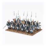 SILVER HELMS. Los Silver Helms (Yelmos plateados) ejemplifican la gracia marcial y el valor a los que los jóvenes Elfos deben aspirar. Están dispuestos a lanzarse a las batallas más peligrosas, conscientes de que la gloria aguarda a quienes prevalecen, y confían lo suficiente en su destreza como guerreros como para creer que pueden triunfar, sin importar las adversidades. Con este kit multicomponente de plástico puedes montar 12 Silver Helms, una caballería pesada de élite para tus ejércitos de High Elf Realms en partidas de Warhammer: The Old World. Estos poderosos jinetes y sus caballos visten relucientes mallas de escamas, con altos escudos y lanzas para cabalgar hacia sus presas. Son ideales para liderar cargas y arrasar las líneas enemigas. Pueden montarse como una unidad de gran tamaño o dos unidades más pequeñas de seis Silver Helms, cada una con su propio champion, standard bearer y musician. El standard bearer puede elegir entre dos estandartes diferentes. Las cimeras de los yelmos, cabezas, torsos, escudos, lanzas y espadas son intercambiables entre las miniaturas, lo que facilita la personalización de tus unidades.