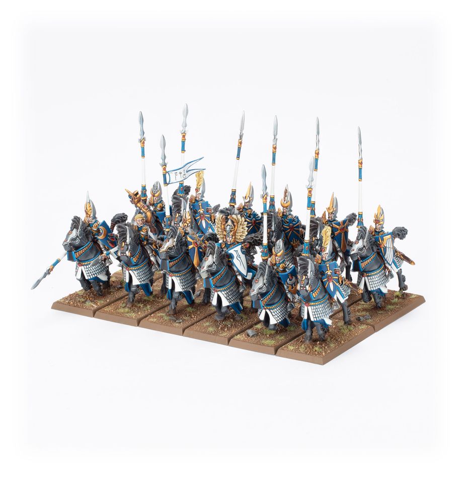SILVER HELMS. Los Silver Helms (Yelmos plateados) ejemplifican la gracia marcial y el valor a los que los jóvenes Elfos deben aspirar. Están dispuestos a lanzarse a las batallas más peligrosas, conscientes de que la gloria aguarda a quienes prevalecen, y confían lo suficiente en su destreza como guerreros como para creer que pueden triunfar, sin importar las adversidades. Con este kit multicomponente de plástico puedes montar 12 Silver Helms, una caballería pesada de élite para tus ejércitos de High Elf Realms en partidas de Warhammer: The Old World. Estos poderosos jinetes y sus caballos visten relucientes mallas de escamas, con altos escudos y lanzas para cabalgar hacia sus presas. Son ideales para liderar cargas y arrasar las líneas enemigas. Pueden montarse como una unidad de gran tamaño o dos unidades más pequeñas de seis Silver Helms, cada una con su propio champion, standard bearer y musician. El standard bearer puede elegir entre dos estandartes diferentes. Las cimeras de los yelmos, cabezas, torsos, escudos, lanzas y espadas son intercambiables entre las miniaturas, lo que facilita la personalización de tus unidades.