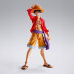 MONKEY D LUFFY RAID OF ONIGASHIMA ONE PIECE SH FIGUARTS. Tamashii presenta a Monkey D. Luffy en su versión de la invasión de Onigashima, dentro de la línea S.H.Figuarts, basada en el anime "One Piece". Esta figura articulada de aproximadamente 14,5 cm permite reproducir poses dinámicas gracias a su rango de movimiento y el uso de piezas de ABS. Incluye 3x expresiones faciales intercambiables (sonriente, sorprendido y de pelea), 2x pares de manos alternativas y 1x juego completo de pelo de repuesto. Fabricada en PVC y ABS. UNIDADES LIMITADAS.