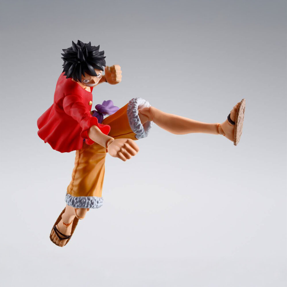Monkey d luffy raid of onigashima one piece sh figuarts.  tamashii presenta a monkey d. Luffy en su versión de la invasión de onigashima, dentro de la línea s. H. Figuarts, basada en el anime "one piece". Esta figura articulada de aproximadamente 14,5 cm permite reproducir poses dinámicas gracias a su rango de movimiento y el uso de piezas de abs. Incluye 3x expresiones faciales intercambiables (sonriente, sorprendido y de pelea), 2x pares de manos alternativas y 1x juego completo de pelo de repuesto. Fabricada en pvc y abs. Unidades limitadas.