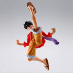 MONKEY D LUFFY RAID OF ONIGASHIMA ONE PIECE SH FIGUARTS. Tamashii presenta a Monkey D. Luffy en su versión de la invasión de Onigashima, dentro de la línea S.H.Figuarts, basada en el anime "One Piece". Esta figura articulada de aproximadamente 14,5 cm permite reproducir poses dinámicas gracias a su rango de movimiento y el uso de piezas de ABS. Incluye 3x expresiones faciales intercambiables (sonriente, sorprendido y de pelea), 2x pares de manos alternativas y 1x juego completo de pelo de repuesto. Fabricada en PVC y ABS. UNIDADES LIMITADAS.