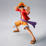 MONKEY D LUFFY RAID OF ONIGASHIMA ONE PIECE SH FIGUARTS. Tamashii presenta a Monkey D. Luffy en su versión de la invasión de Onigashima, dentro de la línea S.H.Figuarts, basada en el anime "One Piece". Esta figura articulada de aproximadamente 14,5 cm permite reproducir poses dinámicas gracias a su rango de movimiento y el uso de piezas de ABS. Incluye 3x expresiones faciales intercambiables (sonriente, sorprendido y de pelea), 2x pares de manos alternativas y 1x juego completo de pelo de repuesto. Fabricada en PVC y ABS. UNIDADES LIMITADAS.
