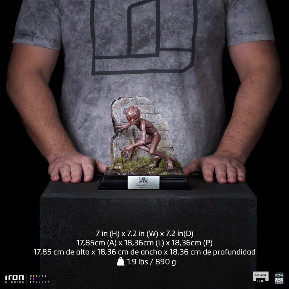 I want to beliece et varginha art scale 1/10. Inspirado en una de las fundas de ovni más famosas y misteriosas de brasil, iron studios presenta la espeluznante y cautivadora estatua de et varginha, parte de la colección i want to believe. Esta escala de arte 1/10 que recoge la legendaria figura extraterrestre reportada en varginha, minas gerais, en 1996-un evento que se conoció como "brasil" roswell. Con meticulosa atención al detalle, la estatua captura los rasgos distintivos del alienígena: grandes ojos rojos, extremidades delgadas y una misteriosa pose que evoca la curiosidad y el malestar.