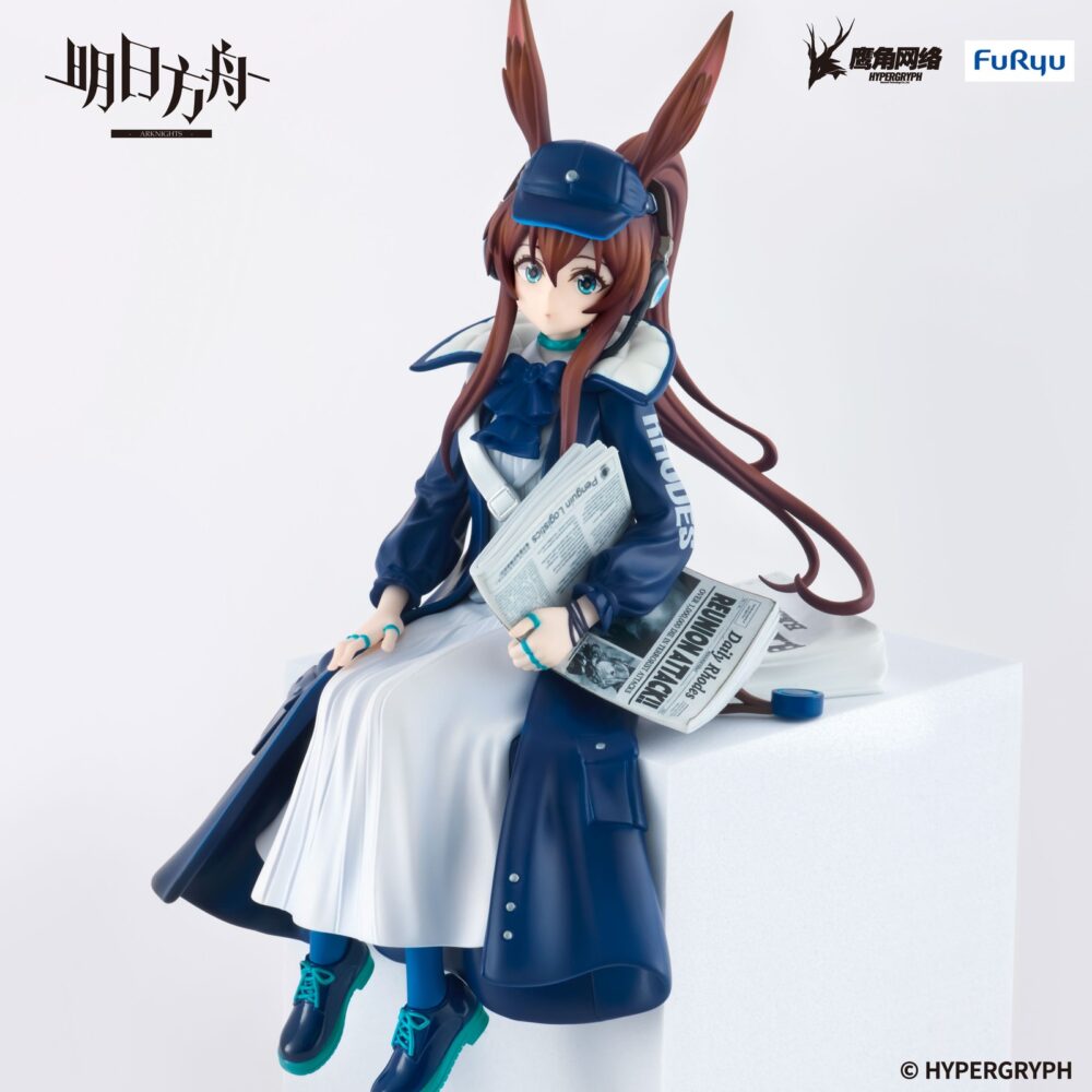 Amiya newsgirl arknights noodle stopper. Del videojuego para smartphones "arknights" llega la figura amiya newsgirl version. Mide 16 cm y pertenece a la colección noodle stopper de furyu. Está fabricada en atbc-pvc y abs. Como es característico de esta línea, la figura está diseñada para colocarse sobre bordes de mesas o estanterías.  