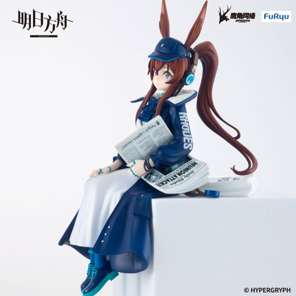 Amiya newsgirl arknights noodle stopper. Del videojuego para smartphones "arknights" llega la figura amiya newsgirl version. Mide 16 cm y pertenece a la colección noodle stopper de furyu. Está fabricada en atbc-pvc y abs. Como es característico de esta línea, la figura está diseñada para colocarse sobre bordes de mesas o estanterías.  