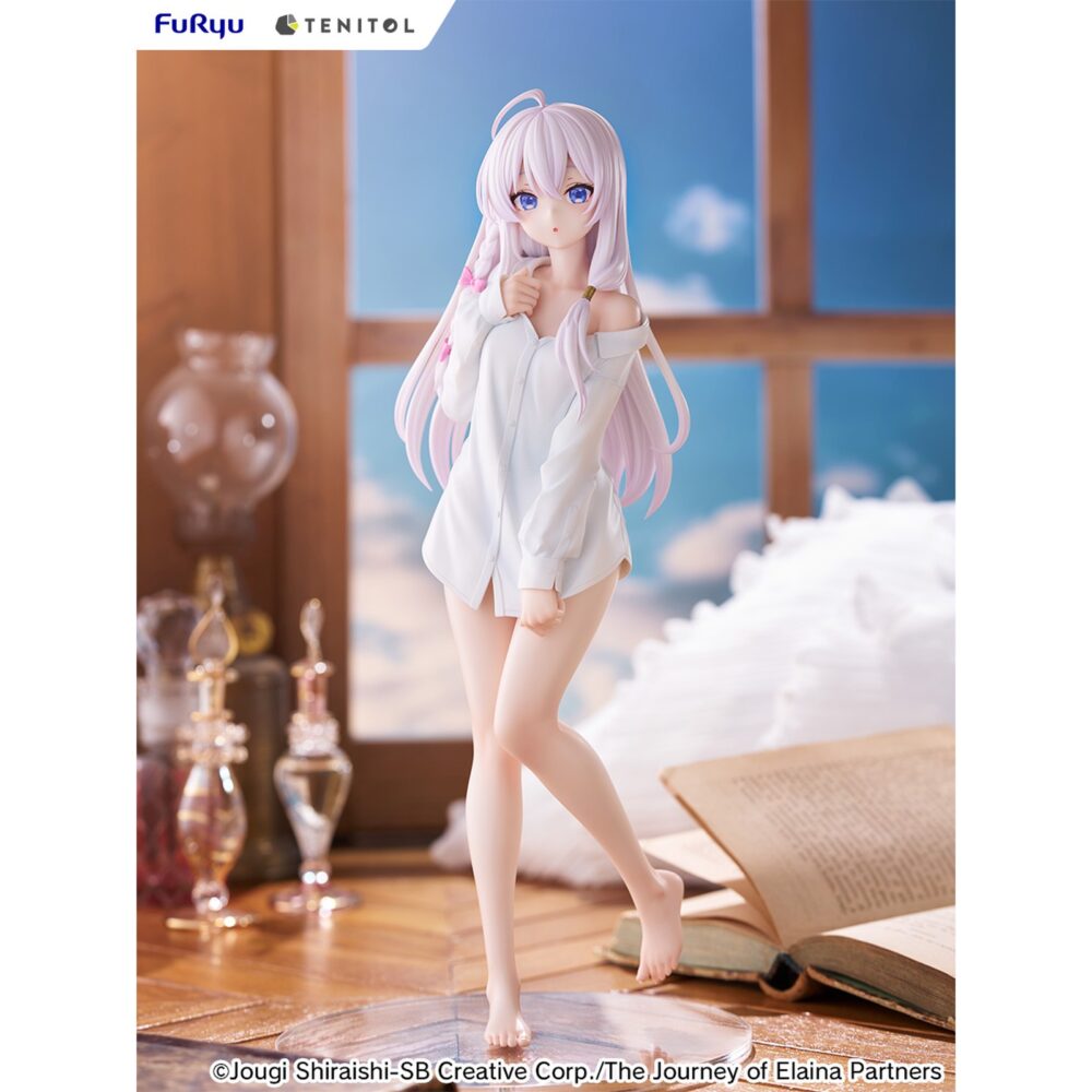 Elaina shirt version wandering witch: the journey of elaina tenitol tall. Furyu incorpora a su colección tenitol tall esta figura de elaina. Está inspirada en la ilustración de la portada, de la edición especial del volumen 21, de la novela ligera "wandering witch: the journey of elaina". Esta versión presenta a la joven bruja con una camisa holgada, dejando ver ligeramente sus hombros, en una pose relajada. La figura mide aproximadamente 30 cm y destaca por el realismo de las arrugas de la tela. Está fabricada en atbc-pvc y abs, e incluye una base redonda transparente para su exposición.